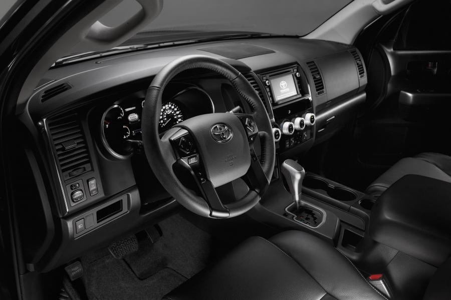 Интерьер Toyota Sequoia TRD Sport 2017 года  (фото 2 из 5)